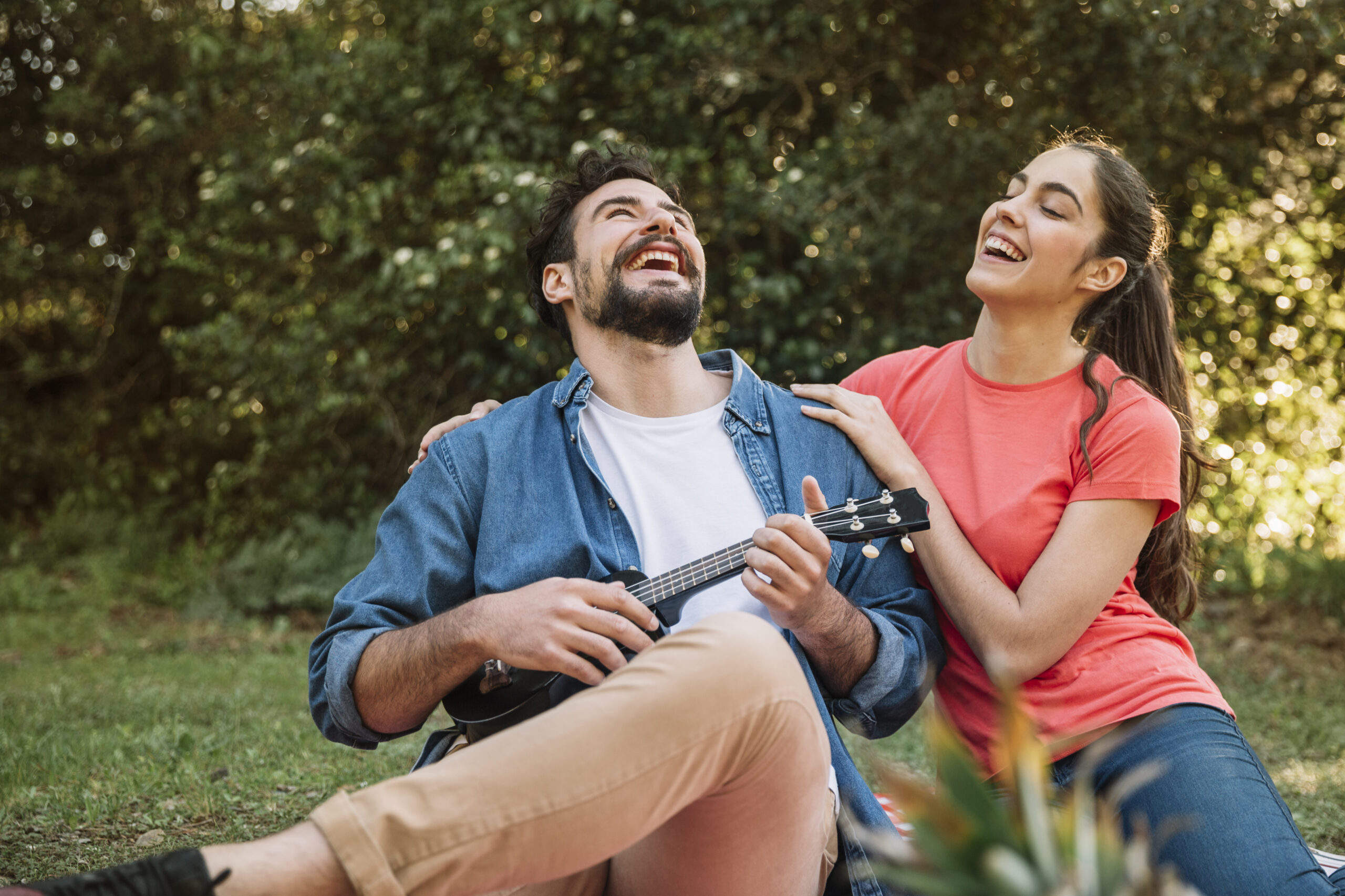 couple doing picnic scaled